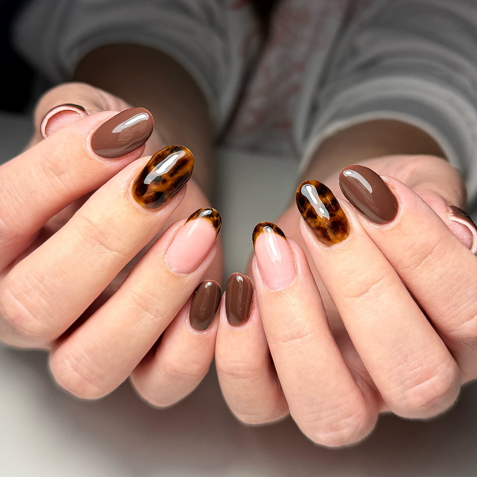Tortoiseshell and chocolate brown nails